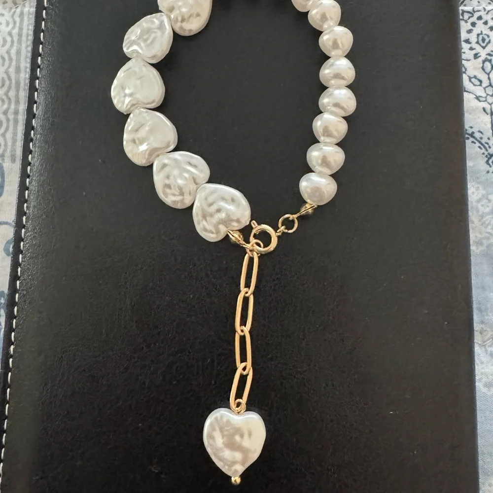 Elegant Heart Pearl Bracelet with Gold Accents